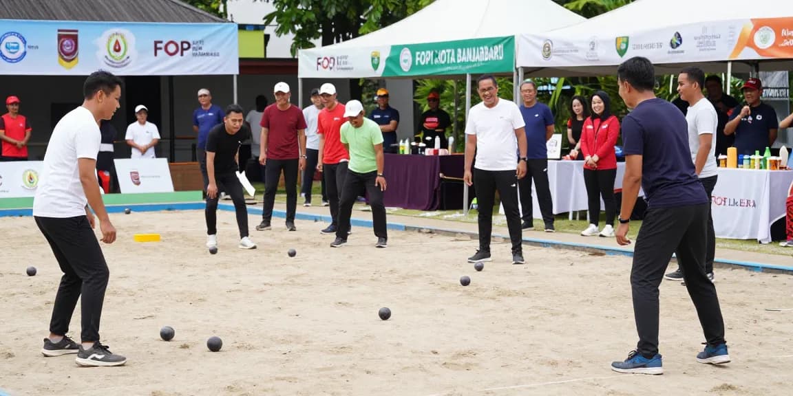 Kompetisi petanque di fopikotabanjarba.org dengan peserta beragam dan suasana ceria.