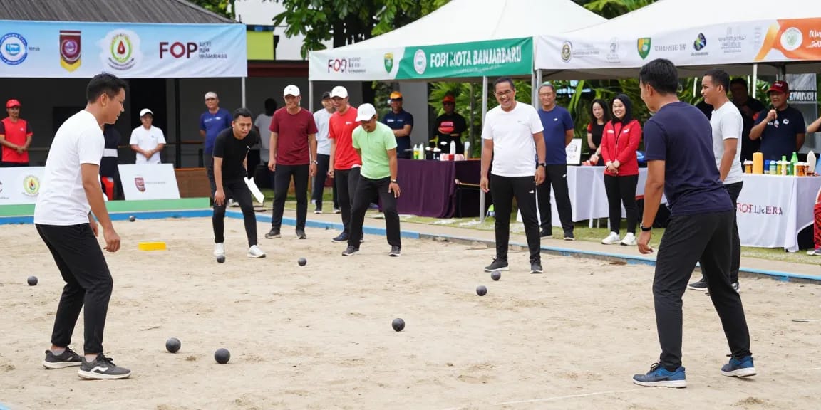Kompetisi petanque di fopikotabanjarba.org dengan peserta beragam dan suasana ceria.